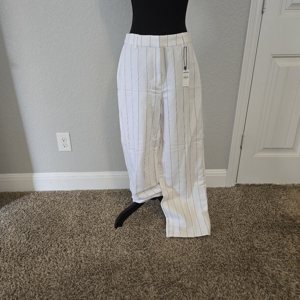 Express Trouser super high rise Size : small White with black pin stripes B